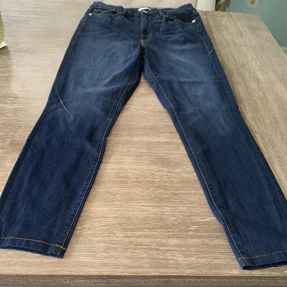 GOOD AMERICAN
GOOD WAIST SKINNY JEANS - Picture 6 of 7